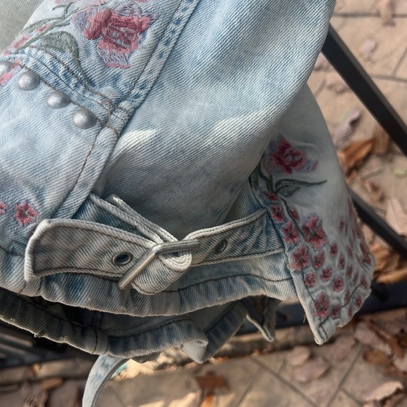 BLANKNYC M Denim Jean Jacket Floral Embroidered with Silver Studs - Picture 6 of 9